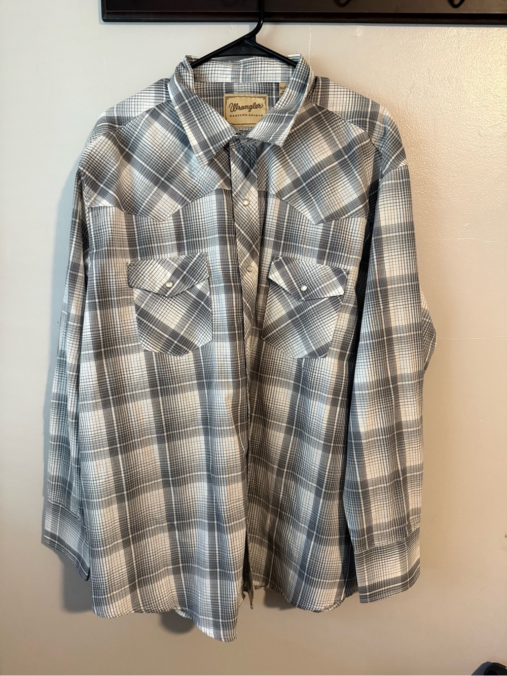 Wrangler Gray and White Plaid Western Button-Down Shirt